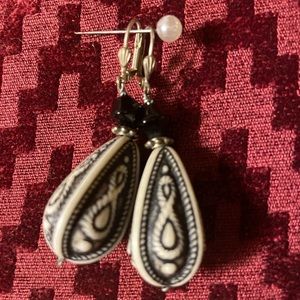 Dew drop earrings 2” black and cream vintage